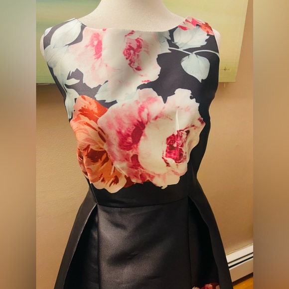 Liza Luxe Dress size M - Picture 7 of 7